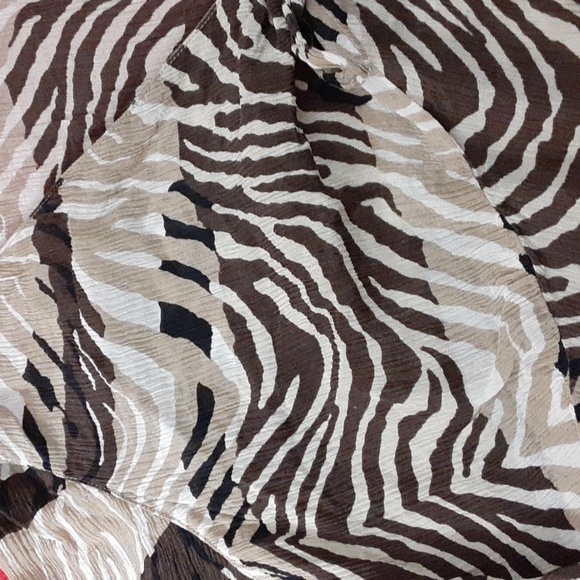 Plus size Ladies Animal print Blouse - Picture 4 of 4